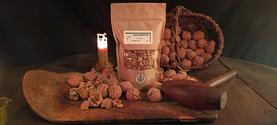 Sachet de cerneaux et noix du Domaine du Noyer dans un panier